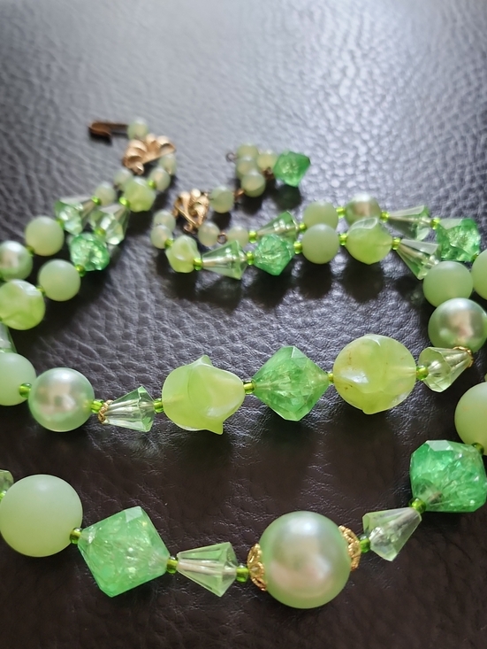 Jewelry - VTG Green Beaded Necklace - Elegant Light Green Statement Jewelry